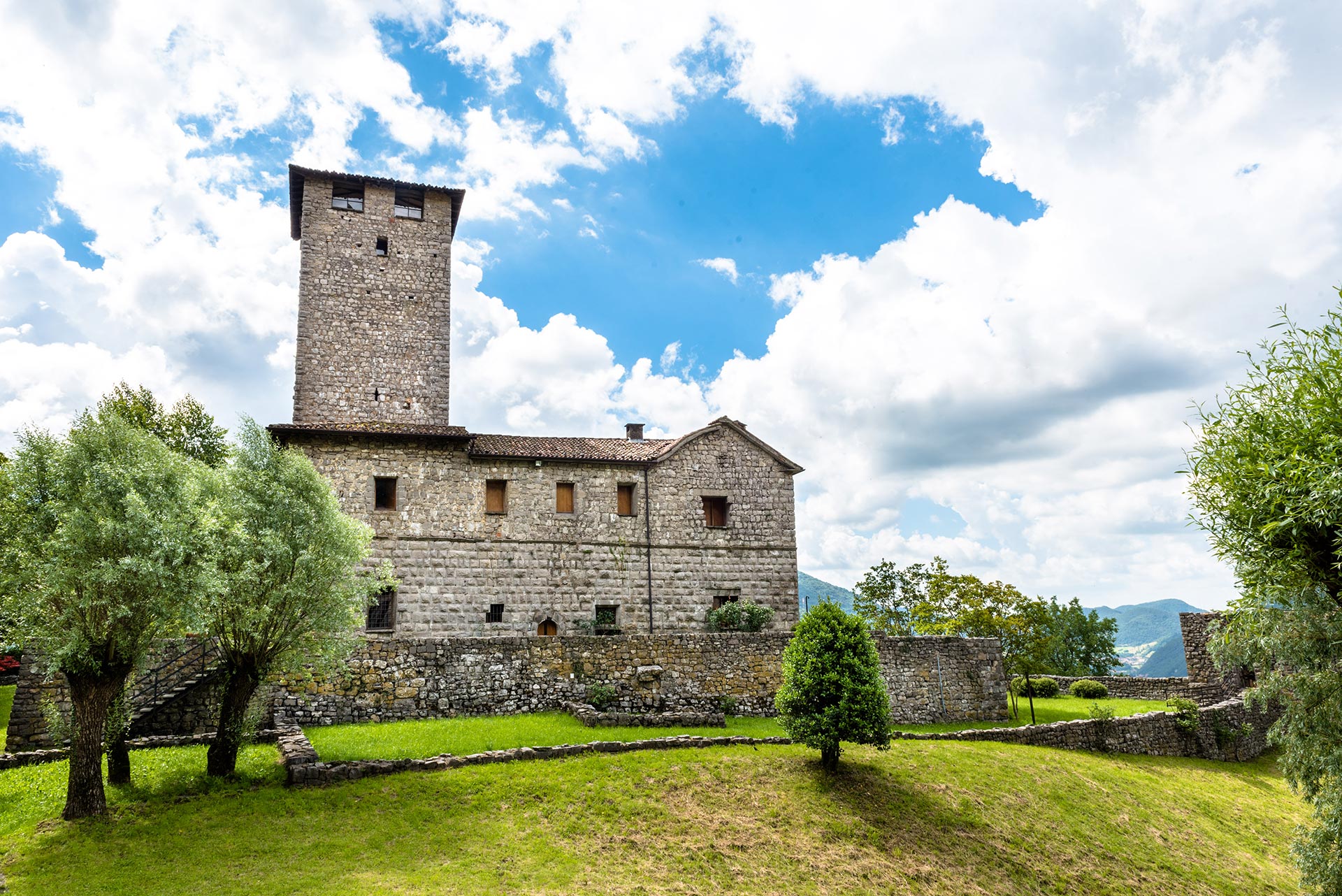 Suardi castle and the Mediaeval Hamlet