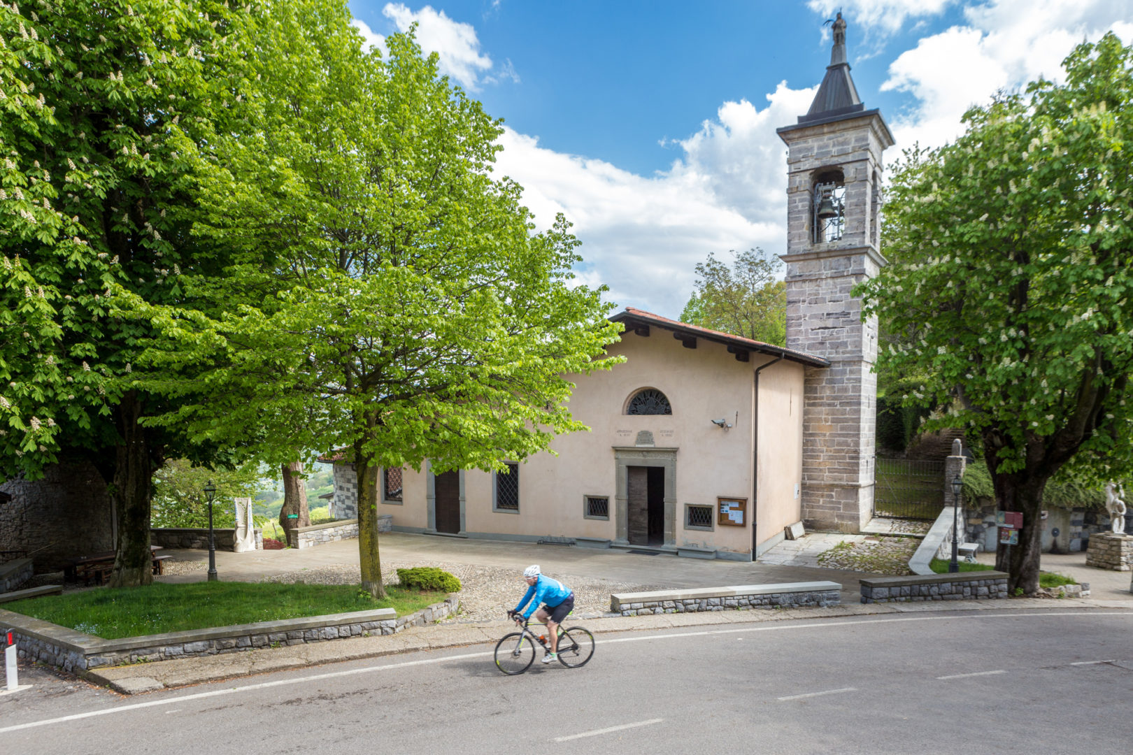 Sito-ufficiale-Turismo-in-Val-Cavallina-Lago-di-Endine-Santuario-del-Colle-Gallodedicato-alla-Madonna-della-neve-roccoli-e-palazzo-spini-1300-1800-1-1620x1080
