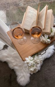 Immagine Libro e vino